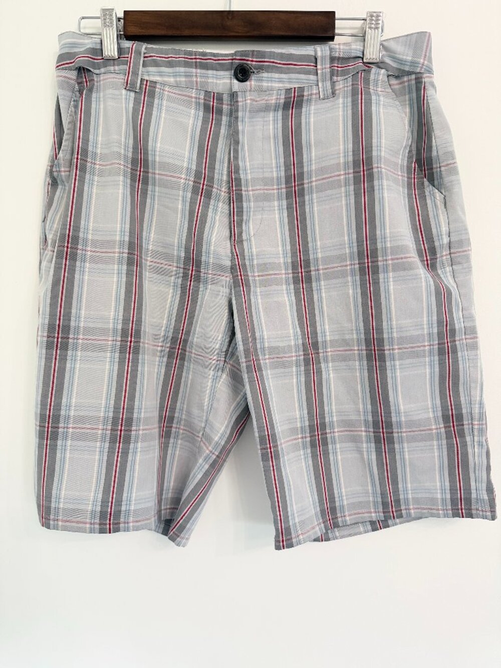 Travis Mathew Men’s 32 Plaid Golf Shorts Gray Red Blue Stretch Casual Shorts